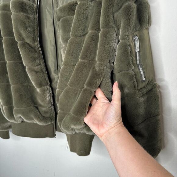 NWOT Guess Felicia Super Soft Olive Green Faux Fur Bomber Jacket Side Pockets XS - Picture 12 of 12